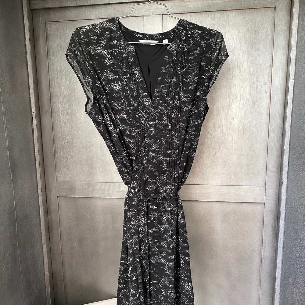 Sweet Knee Length Dress With Belt.